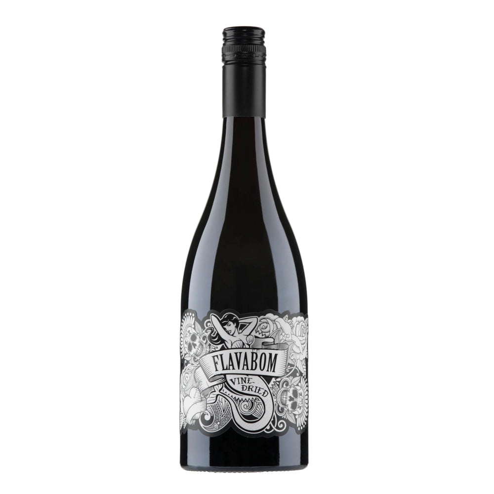 Die Flasche hat eine dunkle, fast schwarze Farbe, auf dem Etikett ist ein auffälliges, cooles Design zu sehen. 