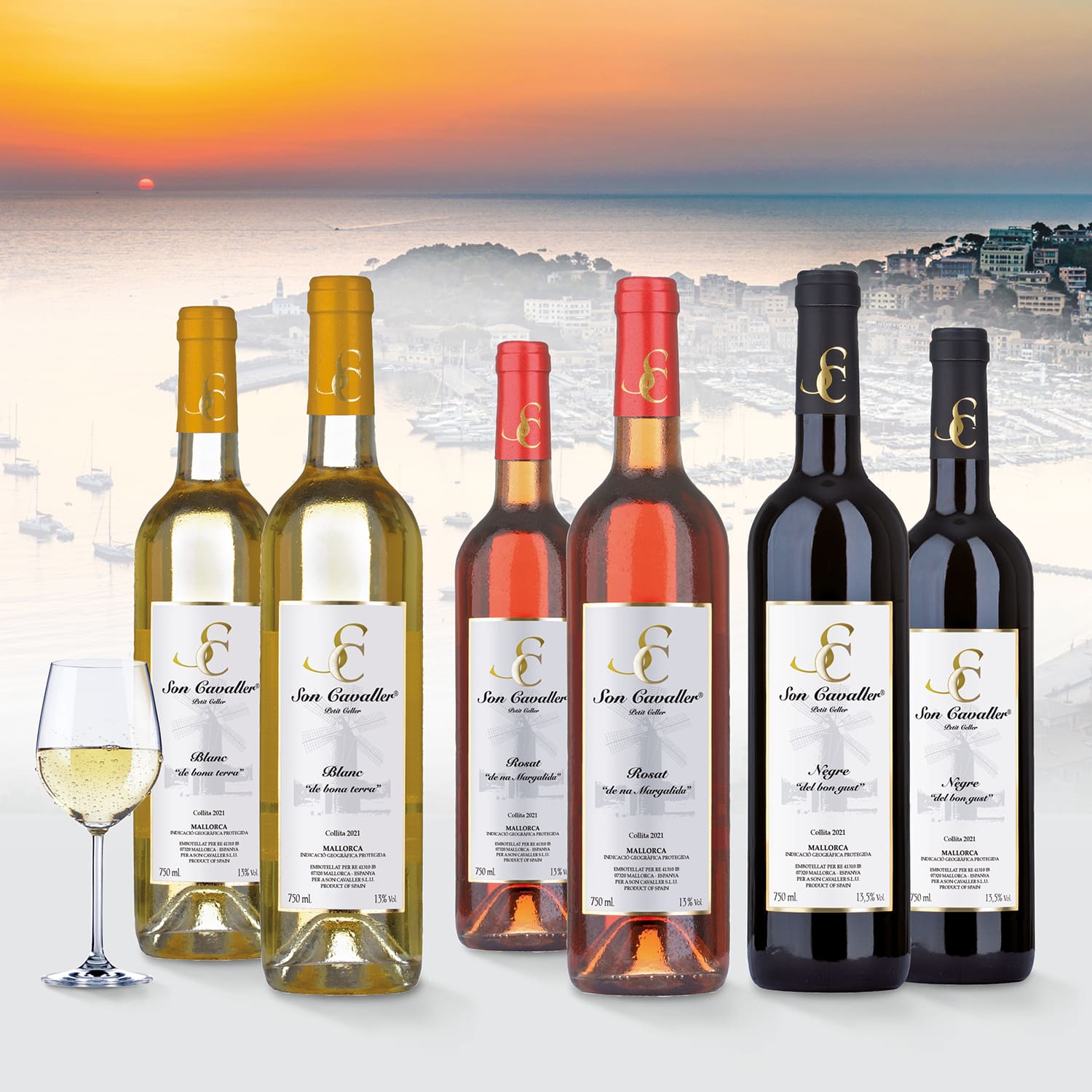 Schöne Etiketten von Weinflaschen, auf der 'Son Cavaller' in schwarzer Schrift gedruckt ist, im Hintergrund ist eine schöne mallorquinische Bucht zu erkennen. 